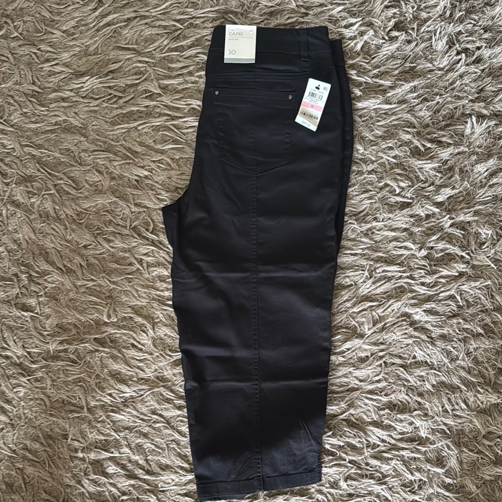 Black Capri mid rise pant